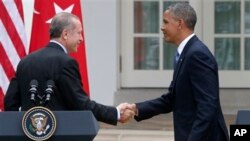 President Barack Obama and Turkish Prime Minister Recep Tayyip Erdogan shake hands at the end of a news conference in the Rose Garden of the White House in Washington, Thursday, May 16, 2013. (AP Photo/Charles Dharapak)