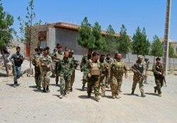 Fuerzas de seguridad afgano patrulla después de que retomaron el control de partes de la ciudad de Herat tras los enfrentamientos entre los talibanes y los afganos, a 640 kilómetros al oeste de Kabul, el 8 de agosto de 2021.
