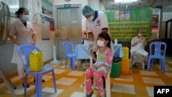 ကမ္ဘောဒီးယားမြို့တော် ဖနွမ်းပင်မှာ ကလေးငယ်တွေကို ကိုဗစ်ကာကွယ်ဆေး ထိုးနှံပေးနေတဲ့မြင်ကွင်း။ (နိုဝင်ဘာ ၁၊ ၂၀၂၁)
