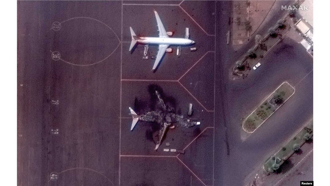 Satelitski snimak uništenog ukrajinskog aviona na međunarodnom aerodromu u Kartumu, Sudan, 17. aprila 2023.