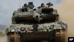 Основний бойовий танк Leopard 2A6 армії Німеччини під час навчань «Griffin Storm 2023» на полігоні в Пабраде (Литва), 26 червня 2023 року. Фото AP