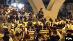 香港爆发超规模公民抗命促梁振英下台