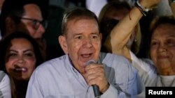 Edmundo Gonzalez, candidato da oposição à presidência da Venezuela, e Maria Corina Machado, líder da oposição, fazem campanha em Caracas. Fotografia de arquivo