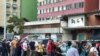 Personas hacen fila para ser vacunados contra el COVID-19 en el centro de Caracas. Mayo 30, 2021. Foto: Carolina Alcalde - VOA.