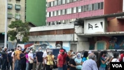Personas hacen fila para ser vacunados contra el COVID-19 en el centro de Caracas. Mayo 30, 2021. Foto: Carolina Alcalde - VOA.