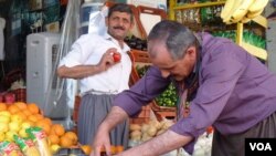 A fruit stand in a market in Irbil. (VOA/Jeff Young)