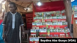 Salif devant ses produits, à Dakar, au Sénégal, le 4 juin 2017. (VOA/Seydina Aba Gueye)