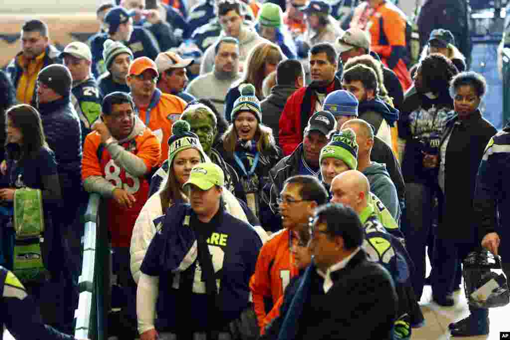 Football fans wait in a security line at the Secaucus Junction in Secaucus, N.J., Feb. 2, 2014.