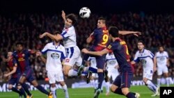 Pesepakbola Barcelona Alexis Sanchez (dua dari kanan) berebut bola dengan Juan Carlos dari kesebelasan Deportivo Coruna dalam pertandingan Liga Spanyol di stadion Camp Nou di Barcelona, Spanyol. 9 Maret 2013 (Foto: dok). 