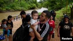 ARCHIVO - Migrantes llegan a un centro de recepción en la aldea de Lajas Blancas, en la provincia panameña de Darién, el 26 de septiembre de 2024.