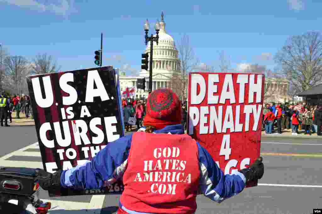 Algunas personas protestaron contra los matrimonios entre personas del mismo sexo tildando a los homosexuales con nombres ofensivos.