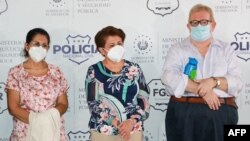 Tres de los exfuncionarios arrestados en El Salvador, el 22 de julio de 2021, por recibir sobresueldos. Foto de la Oficina de Prensa de la Presidencia de El Salvador divulgada por AFP.