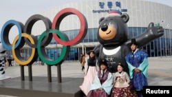 지난 19일 한국 강릉역에 세워진 평창 동계패럴림픽 마스코트 '반다비' 옆에서 방문객들이 기념촬영을 하고 있다.