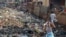 Les résidents de Freetown collectent des ordures lors de la première édition de la «Journée nationale du nettoyage», le 5 mai 2018.