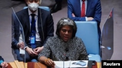 L'ambassadrice des États-Unis auprès de l'ONU Linda Thomas-Greenfield s'exprime lors d'une réunion du Conseil de sécurité des Nations Unies sur une résolution concernant les actions de la Russie envers l'Ukraine, à New York, États-Unis, le 25 février 2022. (REUTERS/Carlo Allegri)