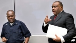 Jean-Pierre Bemba entre dans la salle d'audience de la Cour pénale internationale de La Haye, Pays-Bas, le 21 mars 2016.