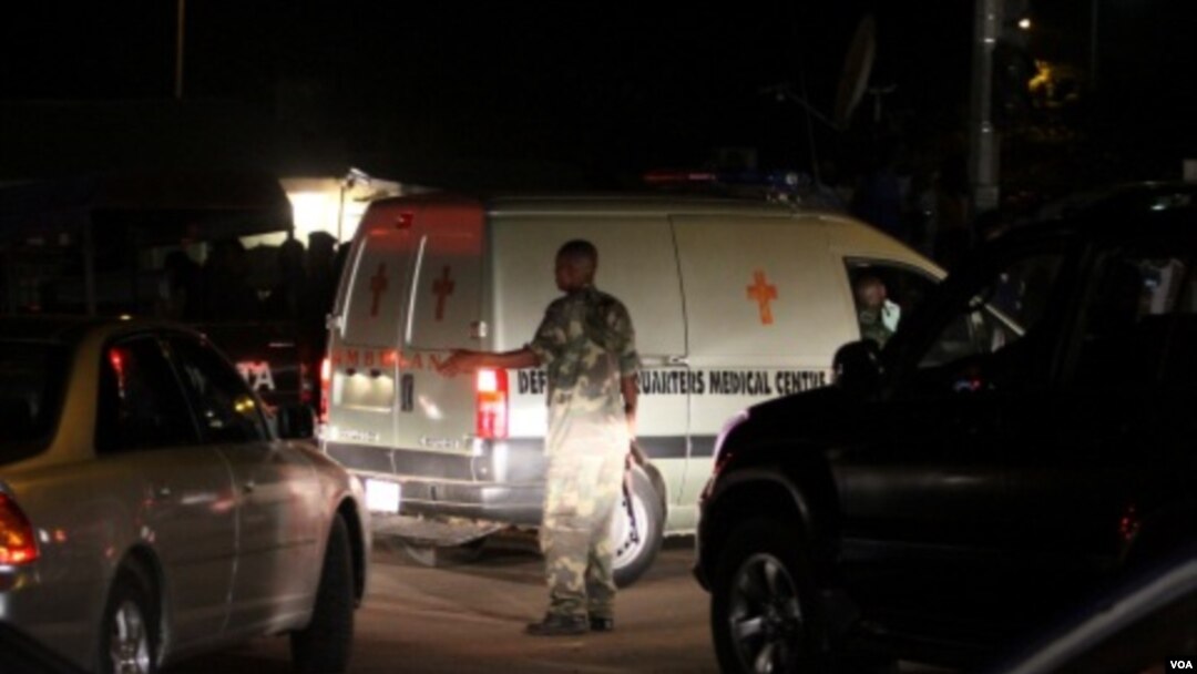 Seorang tentara Nigeria berjaga di dekat ambulans yang mengangkut para korban di Abuja, 31 Desember 2010.