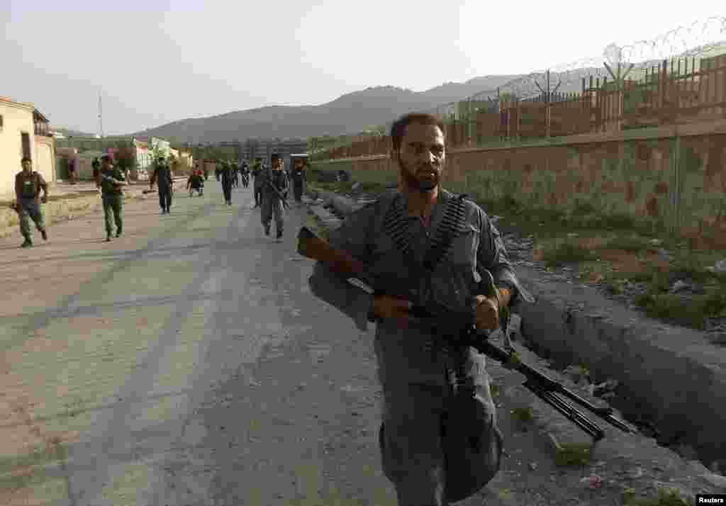 کابل ائیرپورٹ پر حملے کے بعد سکیورٹی فورسز نے علاقے کو گھیرے میں لے لیا۔