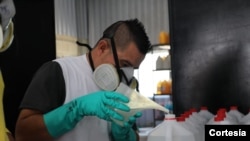 Presos de confianza forman parte del proyecto de elaboración de material de limpieza para combatir el coronavirus en El Salvador. [Foto: cortesía Dirección General Centros Penales]