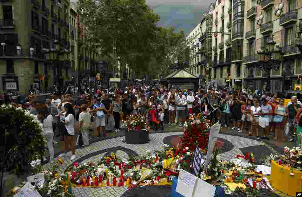 گردهمایی مردم در مراسم یاد قربانیان حمله تروریستی سال ۲۰۱۷ بارسلون اسپانیا.