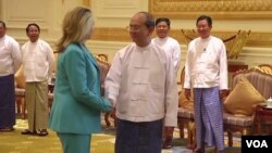 Menlu AS Hillary Clinton dalam pertemuan dengan Presiden Burma Thein Sein (1/12). Clinton mengatakan AS akan memberikan bantuan sekitar 1,2 juta dollar bagi Burma.