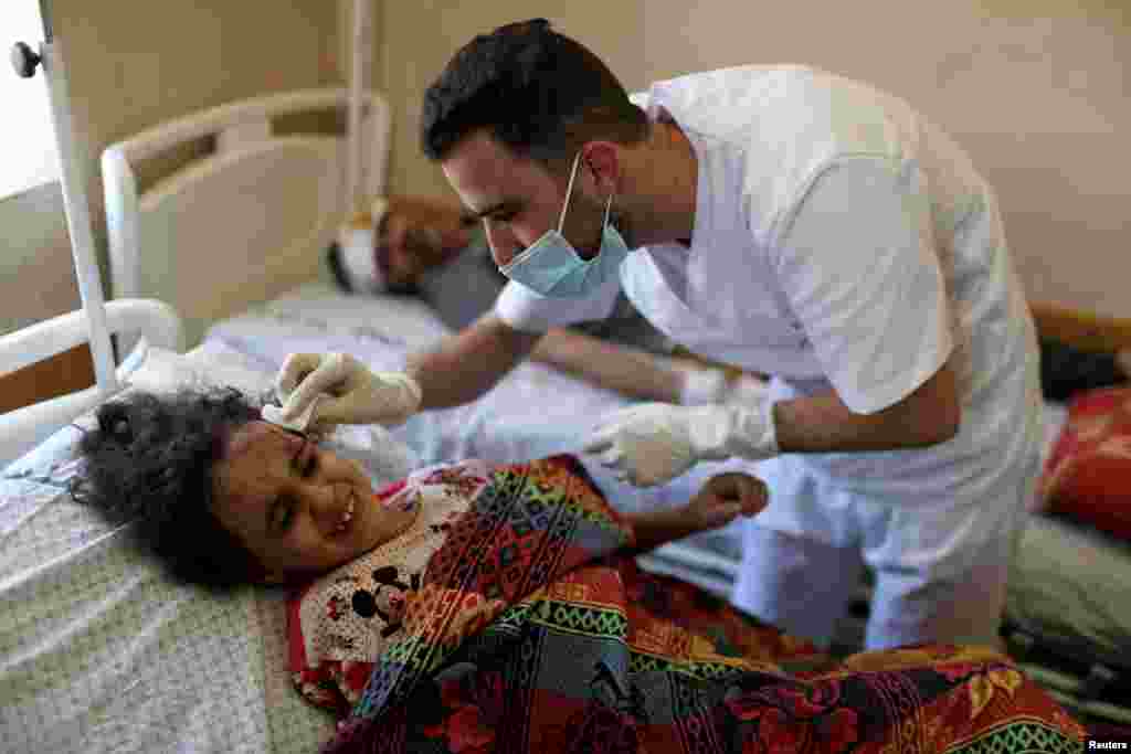 La ni&#241;a palestina Suzy Eshkuntana, de 6 a&#241;os, es tratada por un m&#233;dico en un hospital despu&#233;s de ser sacada de los escombros de un edificio en medio de ataques a&#233;reos israel&#237;es, en la ciudad de Gaza.