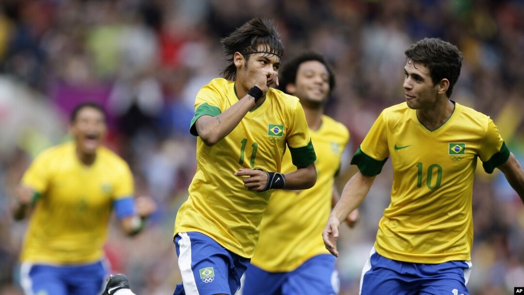 Neymar bersama Oscar (kanan) dan para pemain Brazil merayakan gol ke gawang Belarus dalam pertandingan sepakbola Olimpiade 2012 (29/7). 