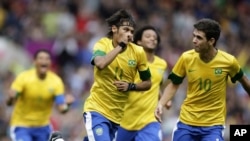 Neymar bersama Oscar (kanan) dan para pemain Brazil merayakan gol ke gawang Belarus dalam pertandingan sepakbola Olimpiade 2012 (29/7). 