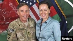 El general David Petraeus con su biógrafaPaula Broadwell, cuando este se desempeñaba en Irak. 