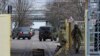 Sejumlah pasukan Rusia menjaga gerbang masuk PLTN Zaporizhzhia dalam kunjungan anggota Badan Energi Atom Internasional (IAEA) ke PLTN tersebut pada 29 Maret 2023. (Foto: Reuters/Alexander Ermochenko)