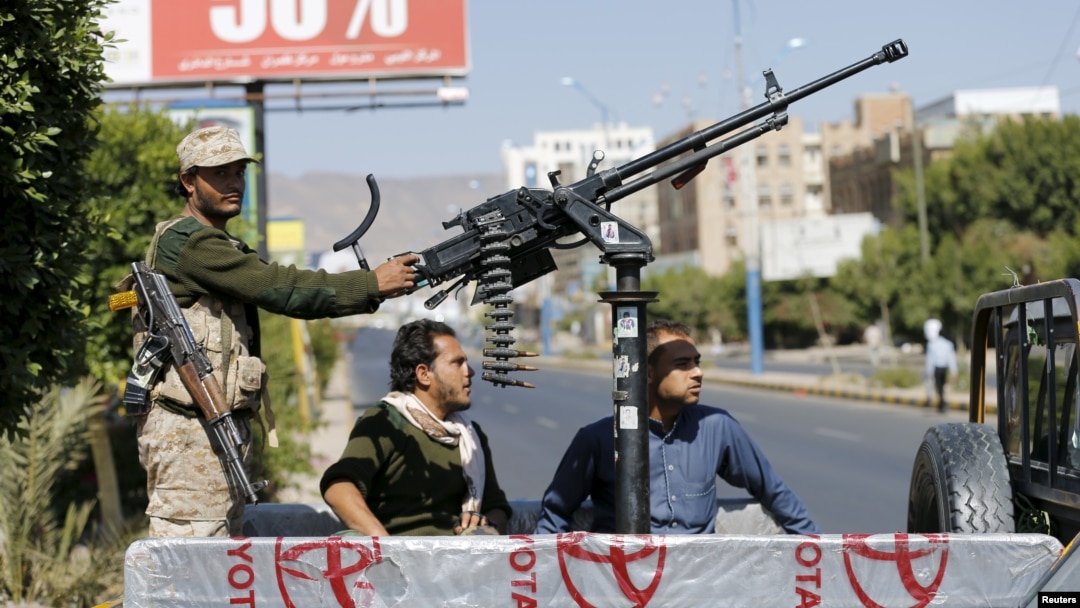 Pasukan keamanan yang setia kepada pemberontak Syiah-Houthi melakukan patroli di Sana'a (foto: dok).