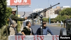 Pasukan keamanan yang setia kepada pemberontak Syiah-Houthi melakukan patroli di Sana'a (foto: dok).