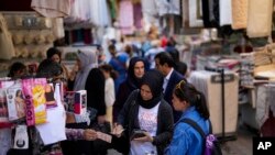 Eminönü'ndeki çarşıda bir kadın, alışveriş yapıyor. 