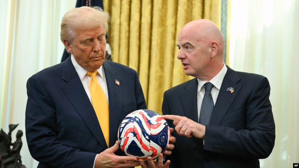 Chủ tịch FIFA Gianni Infantino (phải) trao cho Tổng thống Donald Trump quả bóng chính thức mới của FIFA Club World Cup tại Phòng Bầu dục của Nhà Trắng ở Washington, ngày 7 tháng 3 năm 2025.