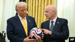 El presidente de la FIFA, Gianni Infantino, a la derecha, le entrega al presidente Donald Trump el nuevo balón oficial de la Copa Mundial de Clubes de la FIFA en la Oficina Oval de la Casa Blanca en Washington, el viernes 7 de marzo de 2025. (Pool vía AP)