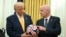 El presidente de la FIFA, Gianni Infantino, a la derecha, le entrega al presidente Donald Trump el nuevo balón oficial de la Copa Mundial de Clubes de la FIFA en la Oficina Oval de la Casa Blanca en Washington, el viernes 7 de marzo de 2025. (Pool vía AP)