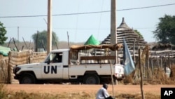 The UN is to send more than a thousand peacekeepers and equipment including helicopters to the border area of the Sudans. 