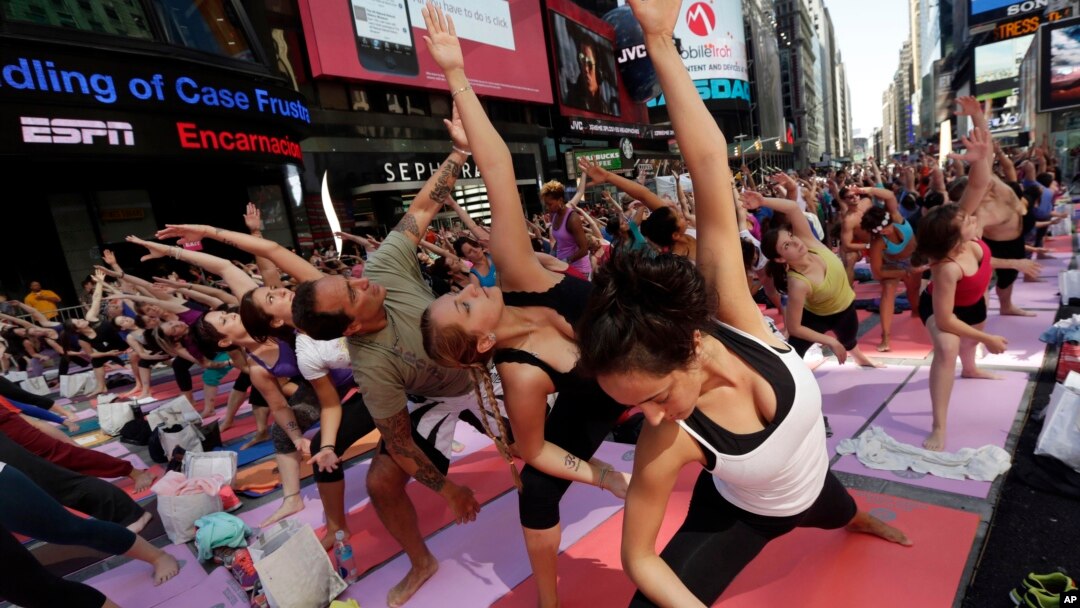 Ribuan warga New York melakukan yoga bersama di Times Square, 21 Juni lalu (foto: dok).