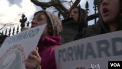Hàng ngàn người tuần hành trước Tòa Bạch Ốc kêu gọi thực hiện các biện pháp mạnh chống tình trạng biến đổi khí hậu và tăng nhiệt toàn cầu, ngày 17/2/2013.
