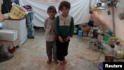 Jumana et Farhan al-Alyawi, des jumeaux syriens de 8 ans déplacés d'Idleb dans une tente au camp d'Atmeh, près de la frontière turque, en Syrie, le 19 juin 2020.