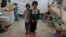 Jumana et Farhan al-Alyawi, des jumeaux syriens de 8 ans déplacés d'Idleb dans une tente au camp d'Atmeh, près de la frontière turque, en Syrie, le 19 juin 2020.