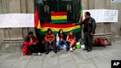 Manifestantes antigobierno afuera del palacio presidencial en La Paz, Bolivia, el domingo 10 de noviembre de 2019, después que el presidente Evo Morales se comprometió a llamar a nuevas elecciones tras informe de la OEA sobre irregularidades en los comicios del 20 de octubre.