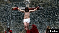 Pertunjukan "the Passion of Christ" mengenai penyaliban Yesus Kristus pada perayaan Paskah di Ceko. (Reuters/Petr Josek)