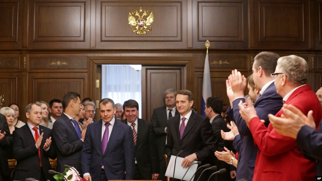Juru bicara parlemen Rusia, Sergei Naryshkin, (kanan) menyambut kedatangan PM Krimea Sergei Aksyonov (tengah) di parlemen Moskow, Rusia (7/3).