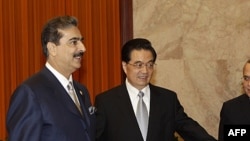 Thủ tướng Pakistan Yousuf Raza Gilani (trái) và Chủ tịch Trung Quốc Hồ Cẩm Ðào