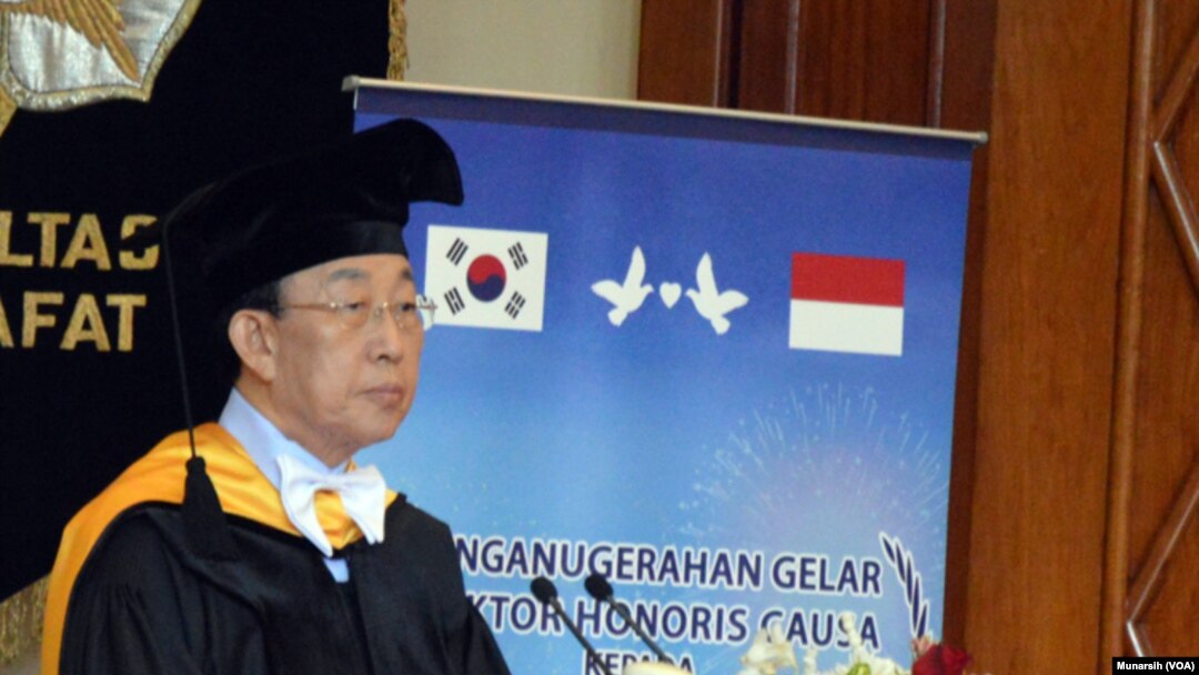 Gubernur Kim Kwan-yong dari Propinsi Gyongsambuk-do Korea Selatan menyampaikan pidato usai menerima gelar Doktor Honoris Causa dari UGM, 1 September 2015 (Foto: VOA/Munarsih)