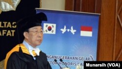 Gubernur Kim Kwan-yong dari Propinsi Gyongsambuk-do Korea Selatan menyampaikan pidato usai menerima gelar Doktor Honoris Causa dari UGM, 1 September 2015 (Foto: VOA/Munarsih)