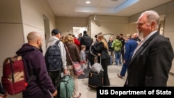 美国国务院2026年3月10日公布的照片显示副国务卿埃文斯欢迎驻中东部分地区的美国外交官和其他雇员及其家属返回美国。