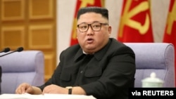 មេដឹកនាំ​កូរ៉េខាងជើង​ លោក Kim Jong Un ចូលរួម​ក្នុង​កិច្ចប្រជុំ​មួយ​របស់​គណបក្ស​កម្មករ ក្នុង​ទីក្រុង​ព្យុងយ៉ាង ប្រទេស​កូរ៉េខាងជើង ថ្ងៃទី១២ ខែកុម្ភៈ ឆ្នាំ២០២១។ 