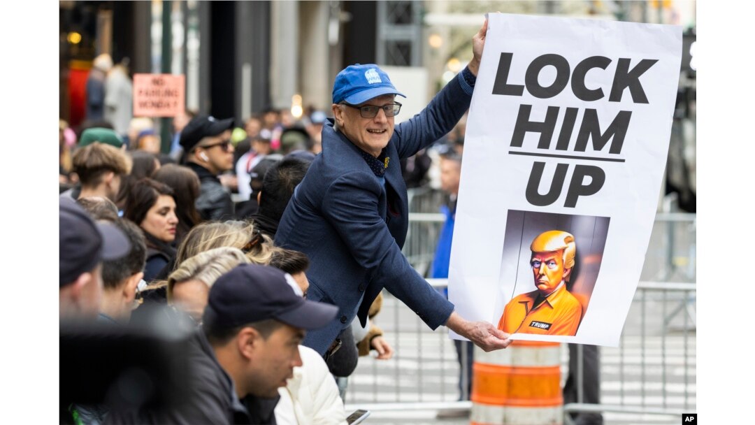 Demonstrant u New Yorku drži transparent na kojem piše "Uhapsite Trumpa".